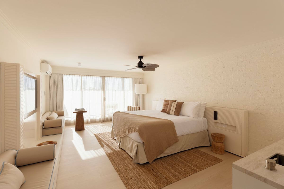 Suite, vista al océano | 1 habitación, ropa de cama de alta calidad y minibar