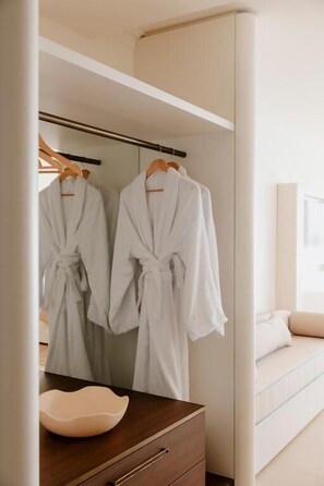 Premium bedding, in-room safe, desk, blackout curtains - Marina Resort - Adults Only (Nelson Bay)