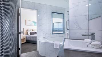 Deluxe Executive Apartment | Bathroom | Hair dryer, towels