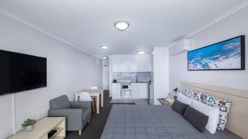 Deluxe Studio, 1 King Bed, Kitchenette, Partial Ocean View