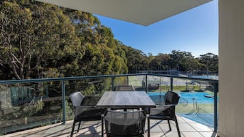 Deluxe Apartment, 2 Bedrooms, Non Smoking, Kitchen | Balcony view