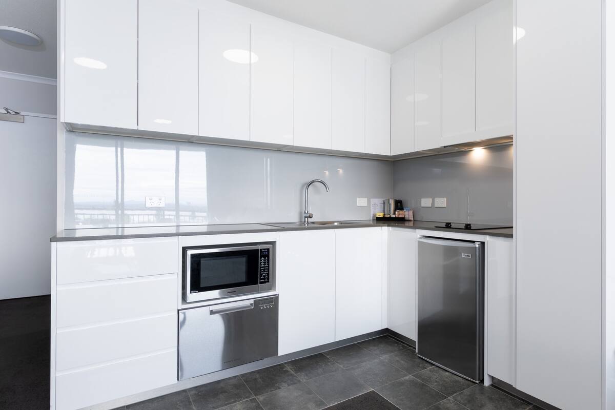 deluxe studio, 1 king bed, kitchenette, partial ocean view | private kitchenette | fridge, microwave, stovetop, dishwasher