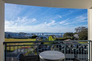 Deluxe Studio, 1 King Bed, Kitchenette, Partial Ocean View | Balcony view
