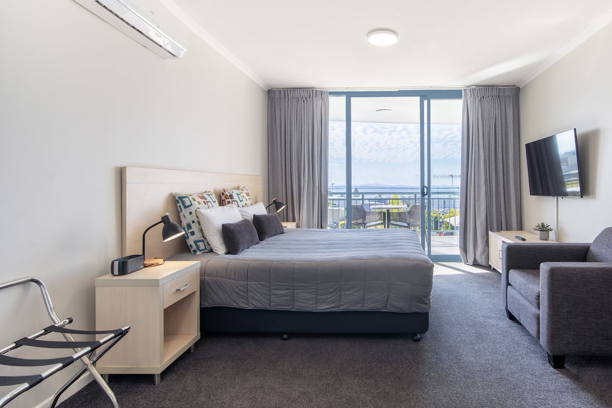 Deluxe Studio, 1 King Bed, Kitchenette, Partial Ocean View | 1 bedroom, blackout drapes, iron/ironing board, free WiFi