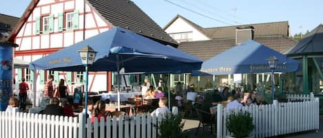 Breakfast, lunch and dinner served