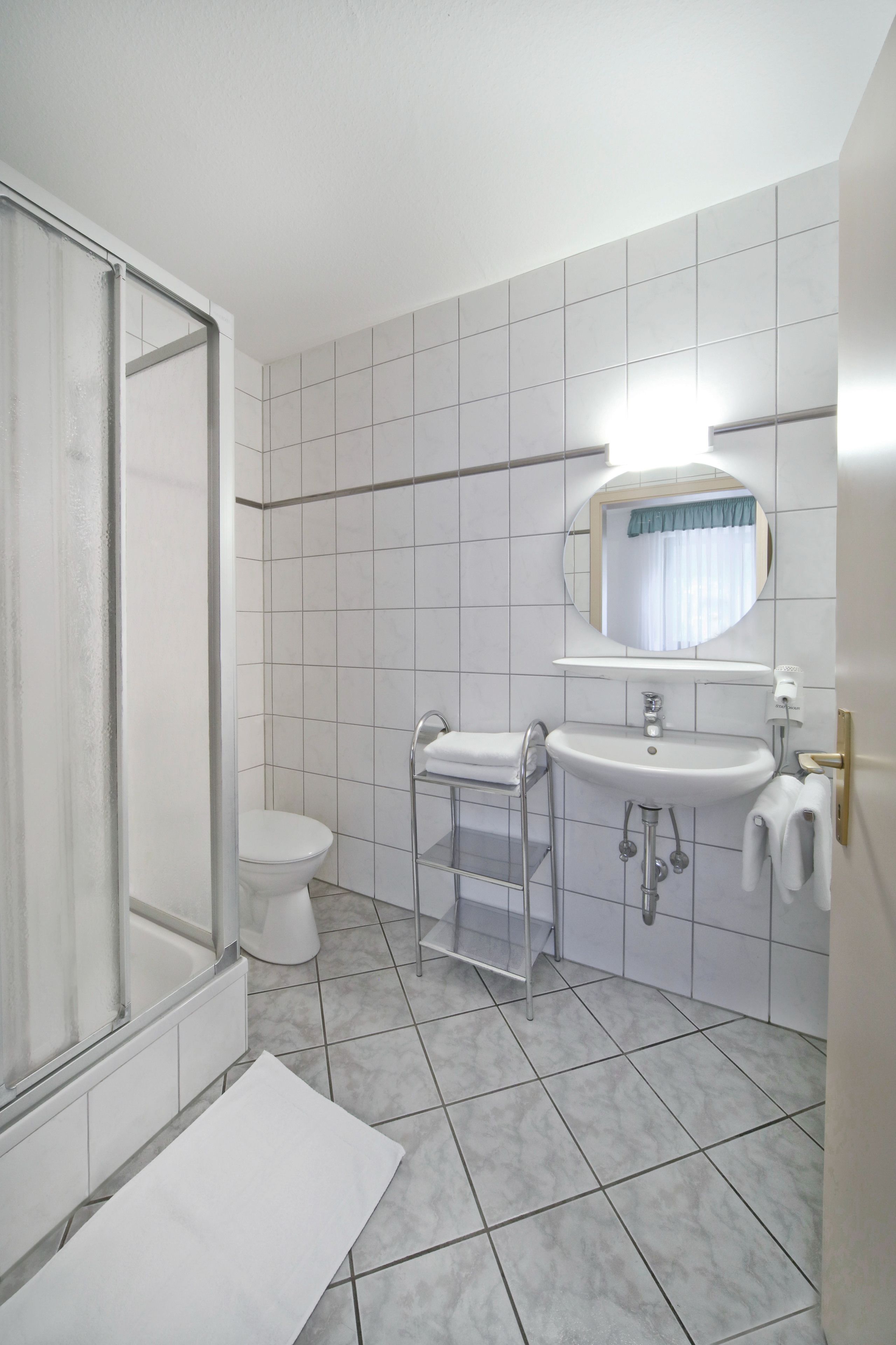 combined shower/bathtub, hair dryer, towels