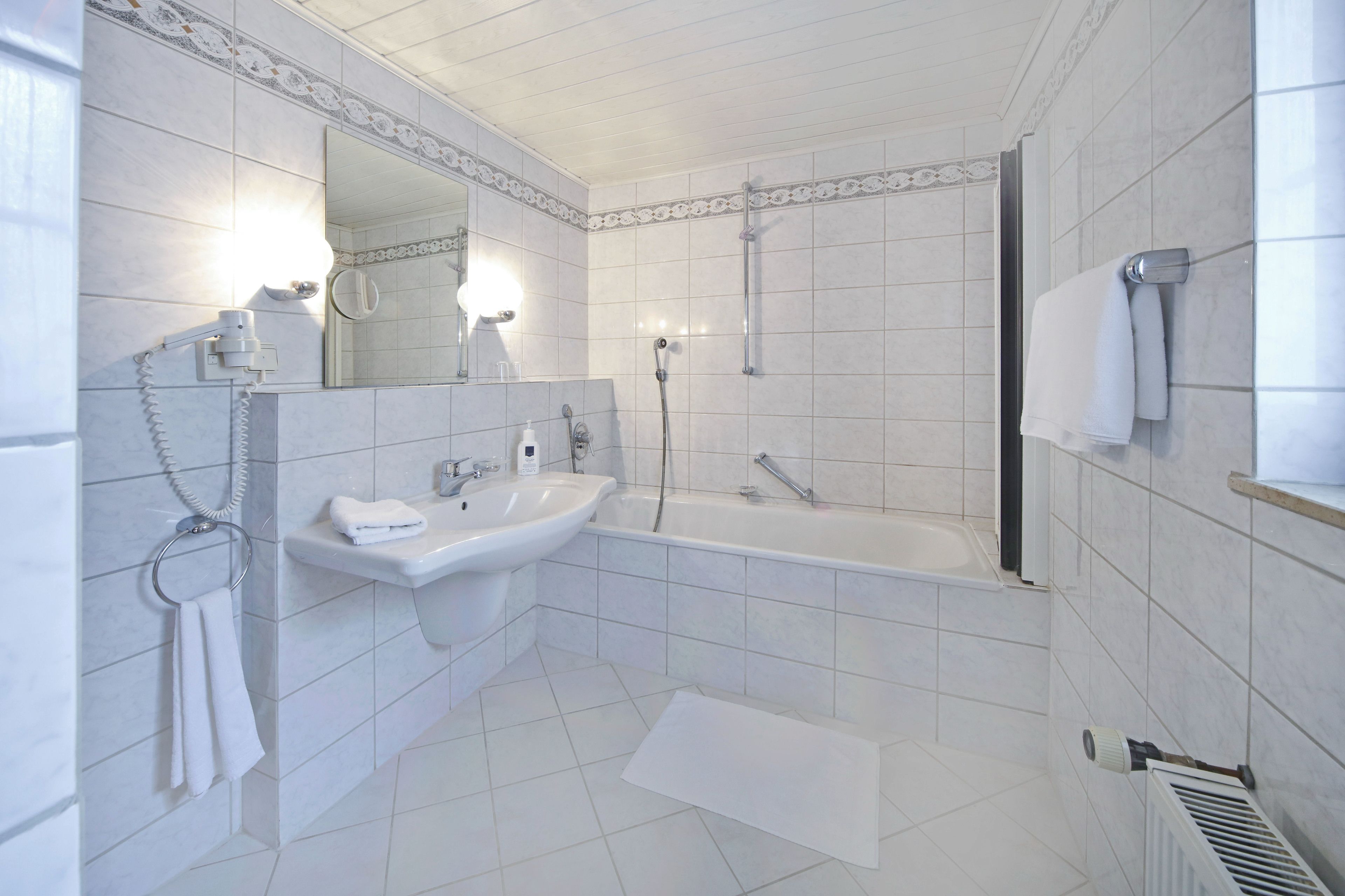 combined shower/bathtub, hair dryer, towels