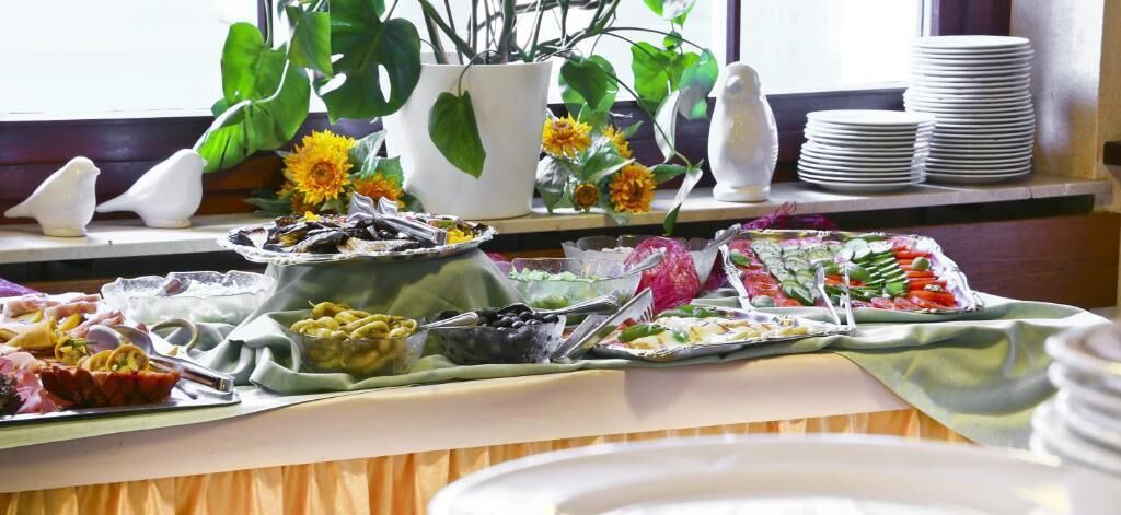 breakfast, lunch and dinner served