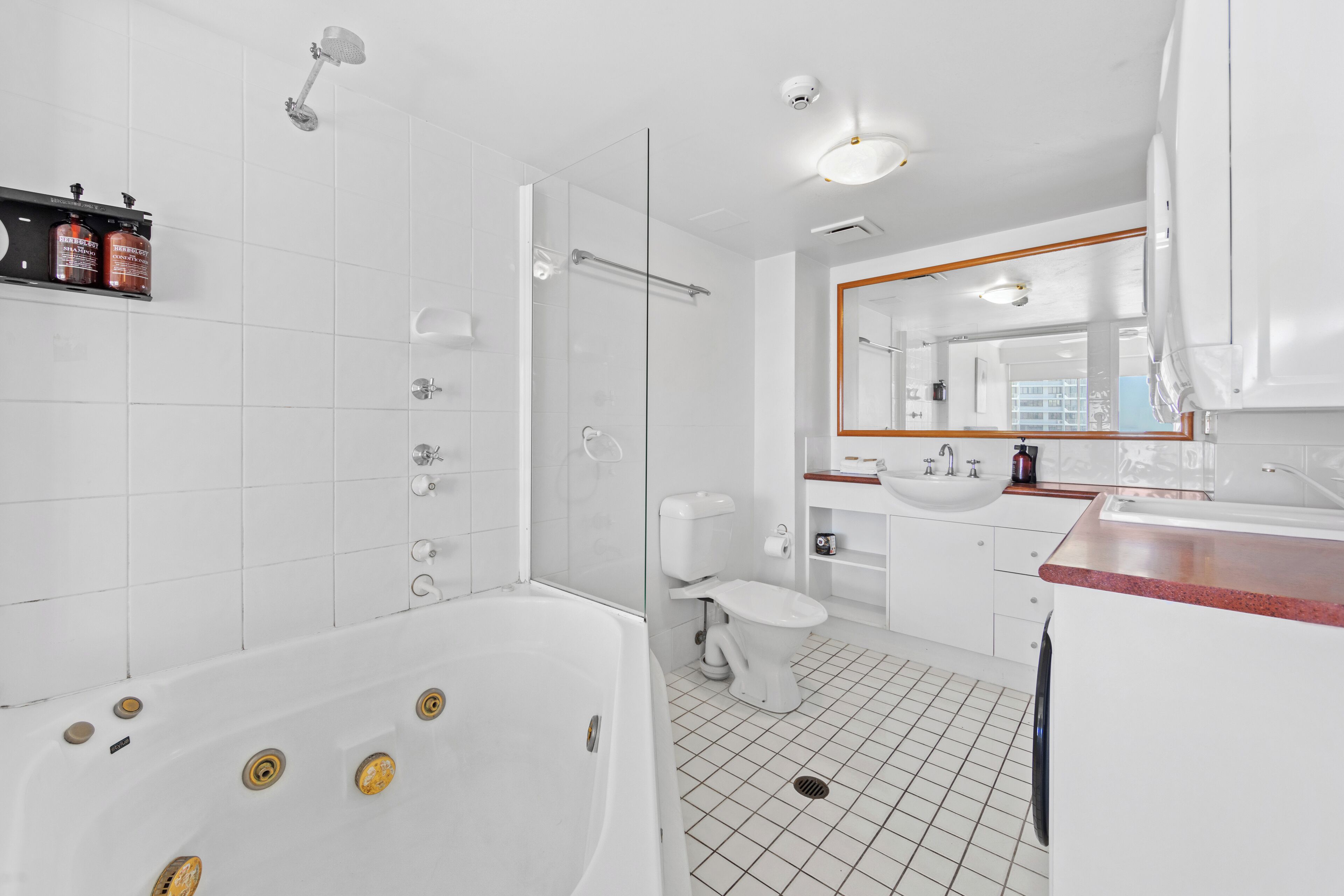 Ein modernes Badezimmer mit Badewanne, Toilette und Waschbecken.