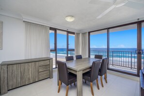 2 Bedroom Ocean Front | In-room dining - Surfers Aquarius (Surfers Paradise)