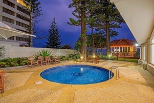 Una piscina cubierta, 2 piscinas al aire libre, sombrillas, tumbonas