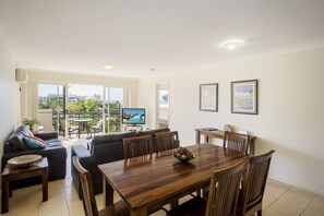 Apartamento, 2 habitaciones, vistas al jardín | Servicio de comidas en la habitación