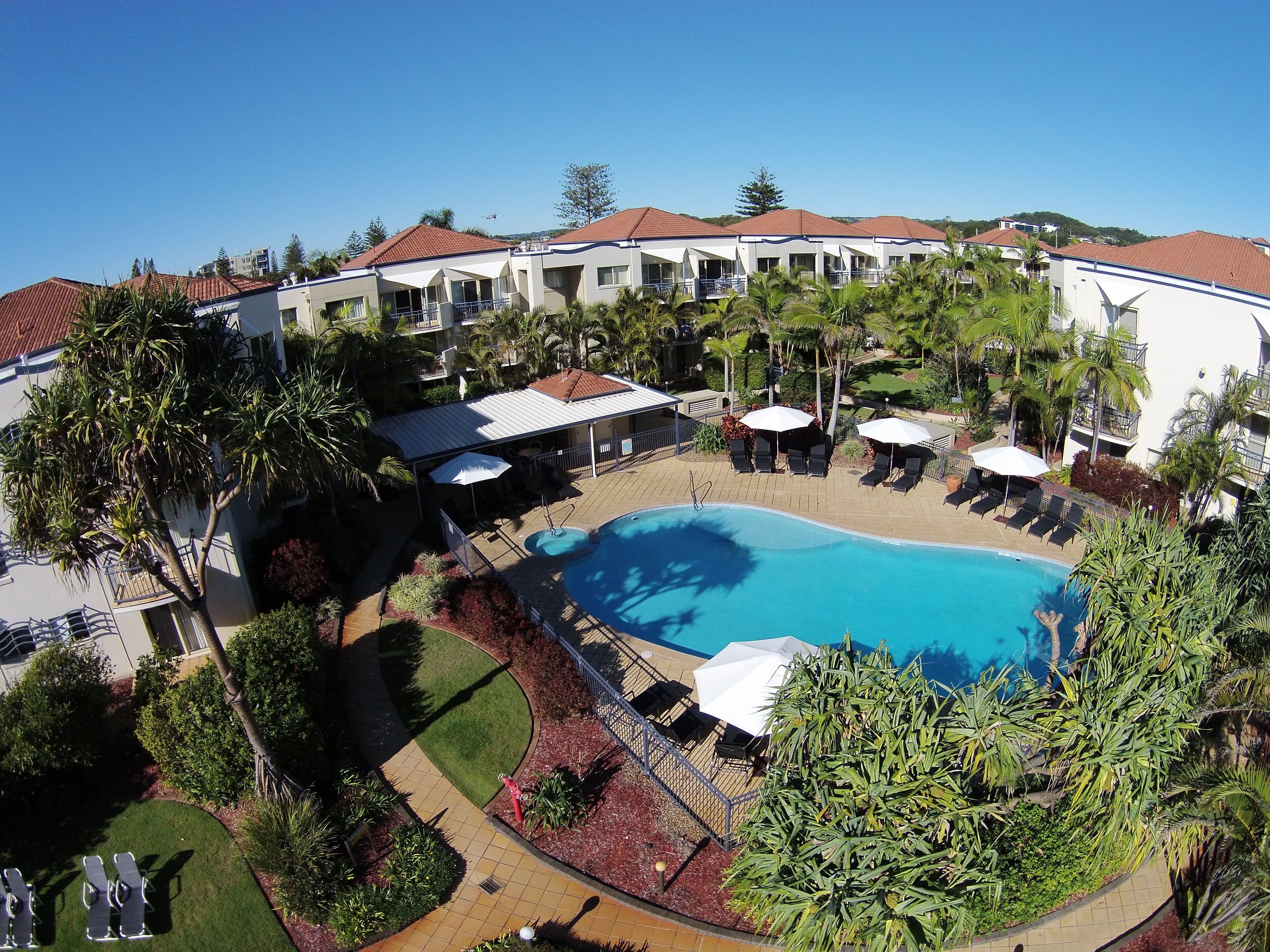 Piscina externa, piscina aquecida, guarda-sóis, espreguiçadeiras