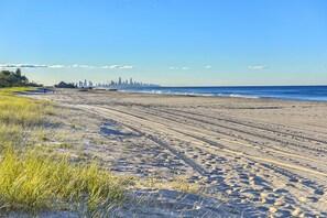 Ubicación a pie de playa, arena blanca y toallas de playa