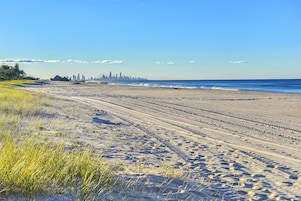 Ubicación a pie de playa, arena blanca y toallas de playa