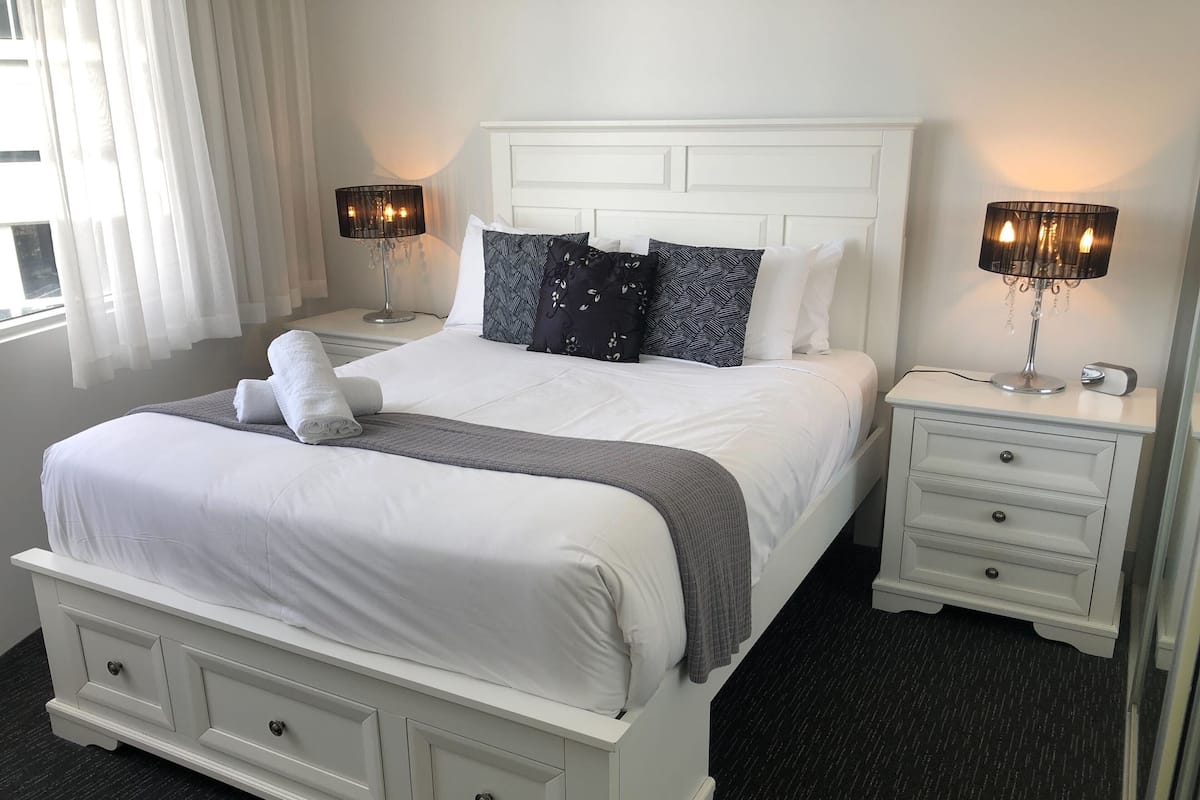 Deluxe Apartment, 2 Bedrooms | 2 bedrooms, premium bedding, individually decorated