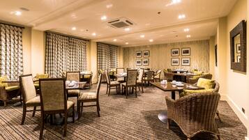 Breakfast, dinner, brunch served; al fresco dining