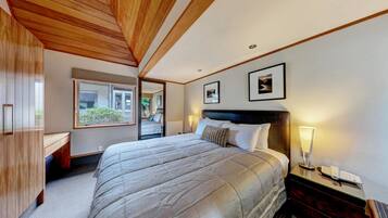 Deluxe villa | Een kluis op de kamer, een bureau, een strijkplank/strijkijzer