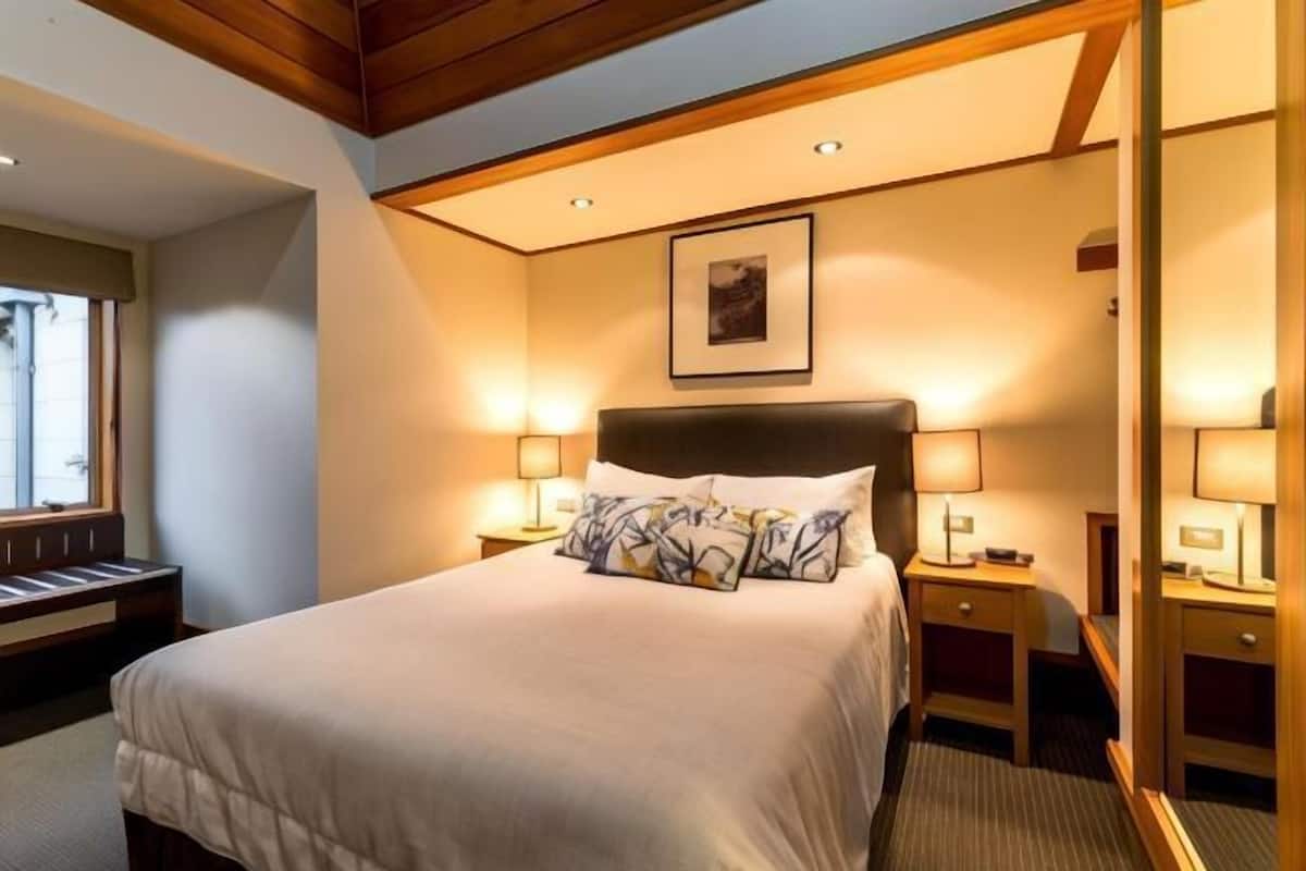 2 bedrooms, in-room safe, desk, iron/ironing board