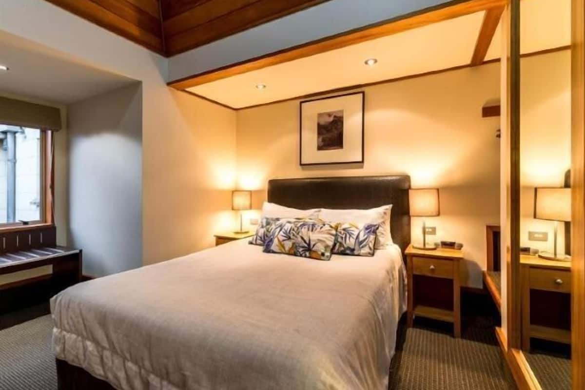 2 bedrooms, in-room safe, desk, iron/ironing board