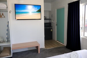 Queen Room | Hypo-allergenic bedding, individually decorated, desk, laptop workspace