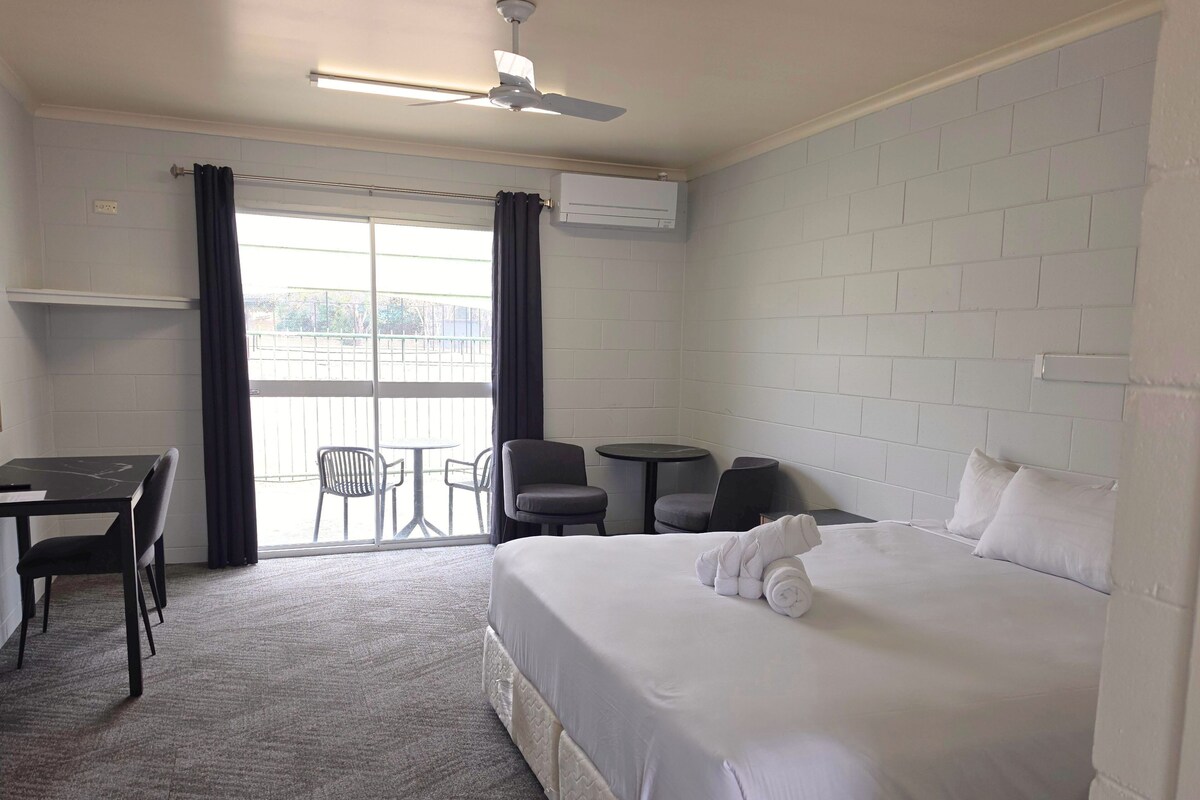 Habitación estándar, 1 cama de matrimonio grande | Ropa de cama hipoalergénica y escritorio
