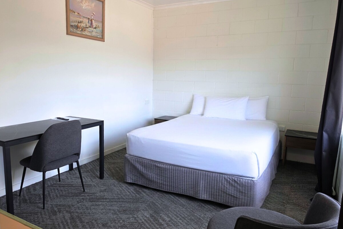 Habitación estándar, 1 cama de matrimonio | Ropa de cama hipoalergénica y escritorio