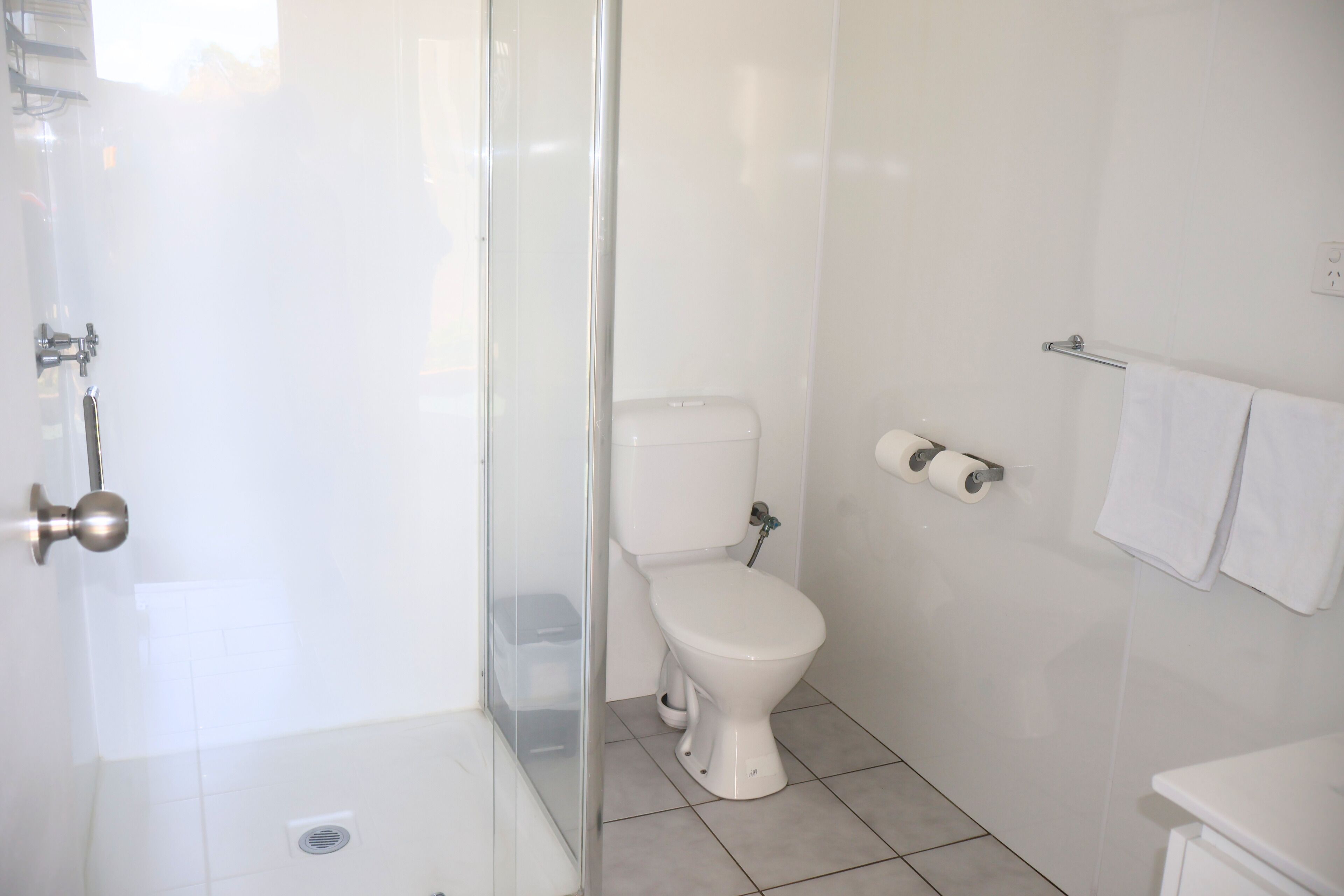 Queen Room | Bathroom | Free toiletries, towels, soap, shampoo