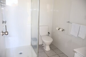 Queen Room | Bathroom | Free toiletries, towels, soap, shampoo