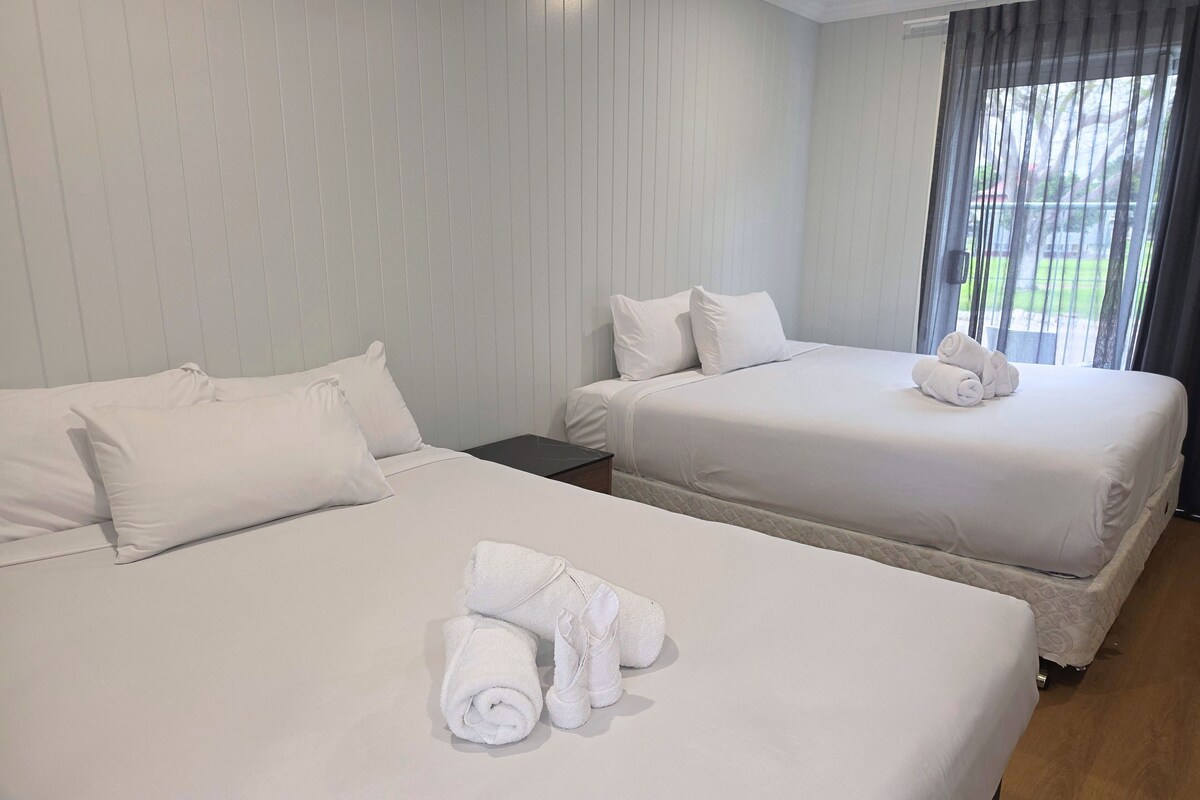 Habitación estándar con 2 camas individuales | Ropa de cama hipoalergénica y escritorio