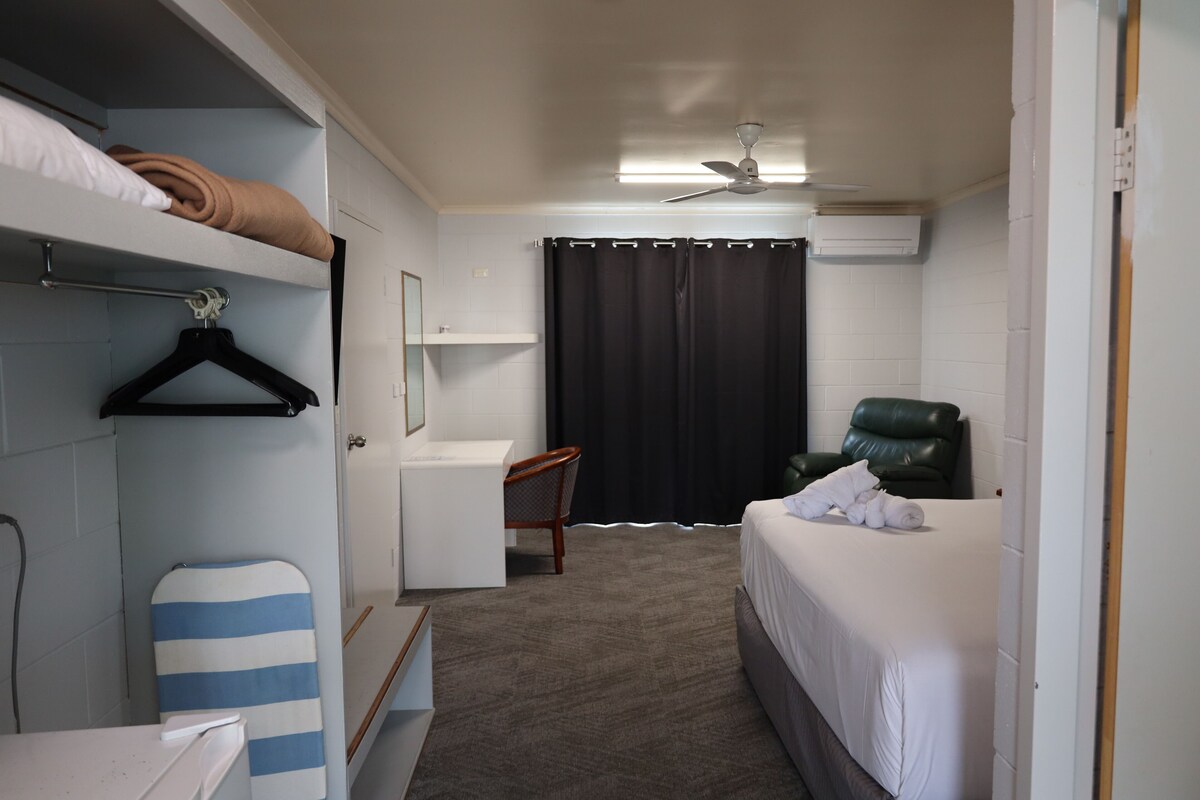 Habitación estándar, 1 cama de matrimonio grande | Ropa de cama hipoalergénica y escritorio