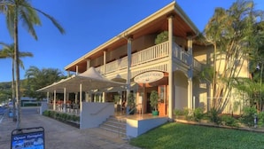 Le Sovereign Resort dispose d’un espace extérieur aménagé et couvert, d’un balcon et d’un panneau indiquant les services proposés, tels qu’un bar à cocktails et un restaurant.