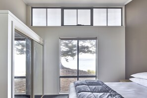 Villa, 1 habitación, bañera de hidromasaje, vistas al mar | Tabla de planchar con plancha, wifi gratis, ropa de cama