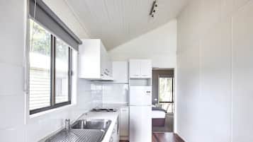 Placa de cocina, tetera/pava eléctrica, utensilios de cocina