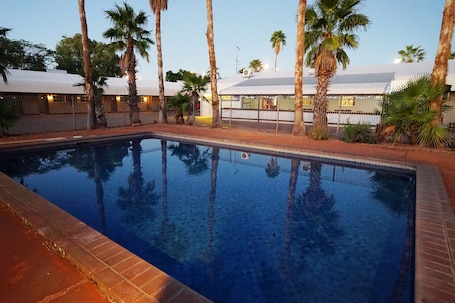 Piscine extérieure, chaises longues. Bluestone Motor Inn