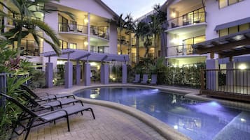 2 outdoor pools, pool loungers