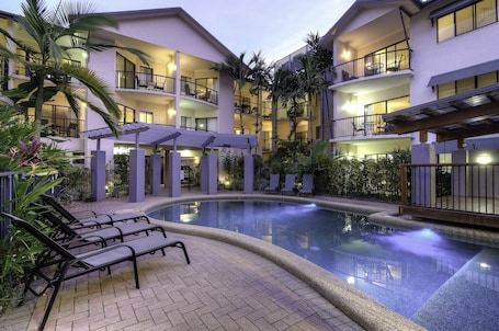 2 outdoor pools, sun loungers