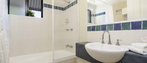 Une salle de bain moderne avec une baignoire, un lavabo et une douche.