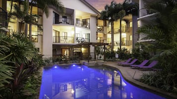 2 outdoor pools, pool loungers