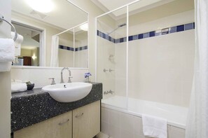 Shower, free toiletries, hair dryer, towels - Bay Villas Resort (Port Douglas)
