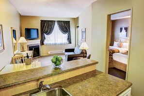 Desk, blackout drapes, soundproofing, iron/ironing board - Clearwater Suite Hotel (Fort McMurray)