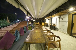 Breakfast, lunch and dinner served