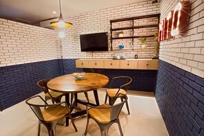 Breakfast, lunch and dinner served