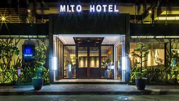 Voorkant accommodatie - avond/nacht