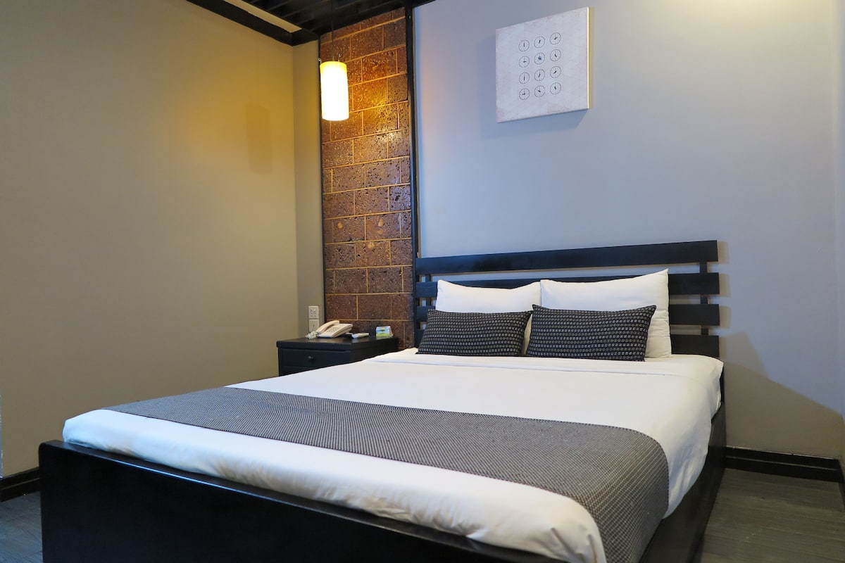 Premium bedding, pillowtop beds, in-room safe, desk