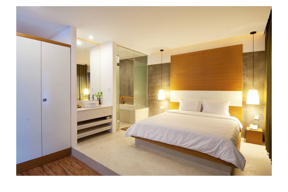 Premium bedding, pillowtop beds, in-room safe, desk