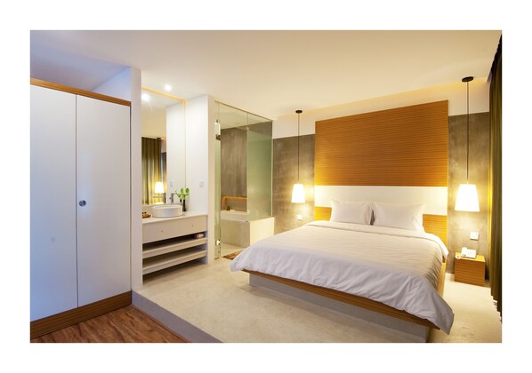 Premium bedding, pillow-top beds, in-room safe, desk - Mito Hotel (Phnom Penh)