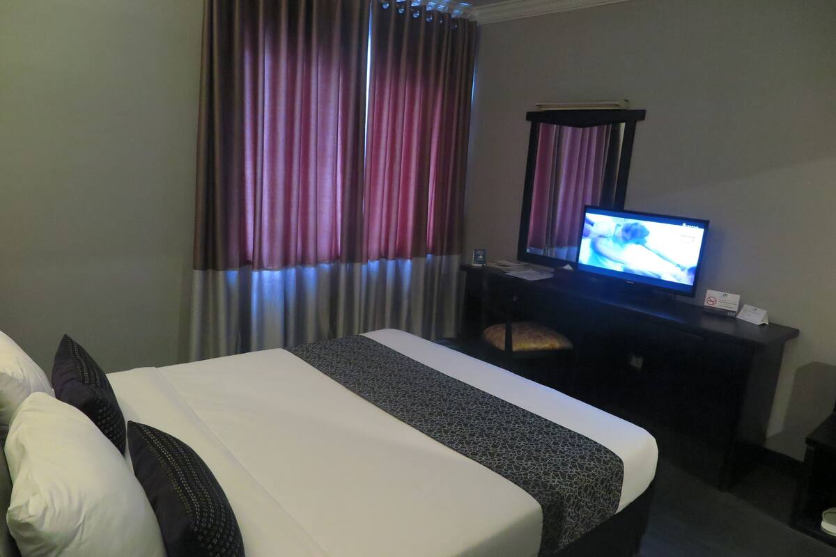 Premium bedding, pillowtop beds, in-room safe, desk