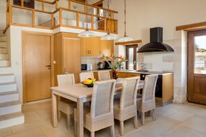 Villa tradicional, 2 habitaciones, piscina privada, vistas al mar (Exterior Hot Tub) | Cocina privada | Frigorífico, microondas, horno y placa de cocina
