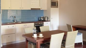Deluxe Room, 1 Bedroom | Private kitchen